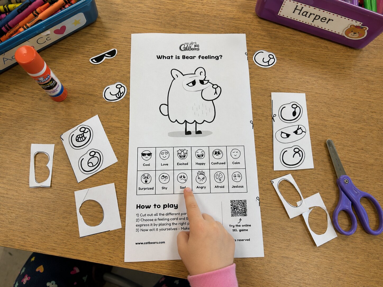 Example of the Bear with cut-out facial expressions and feeling cards